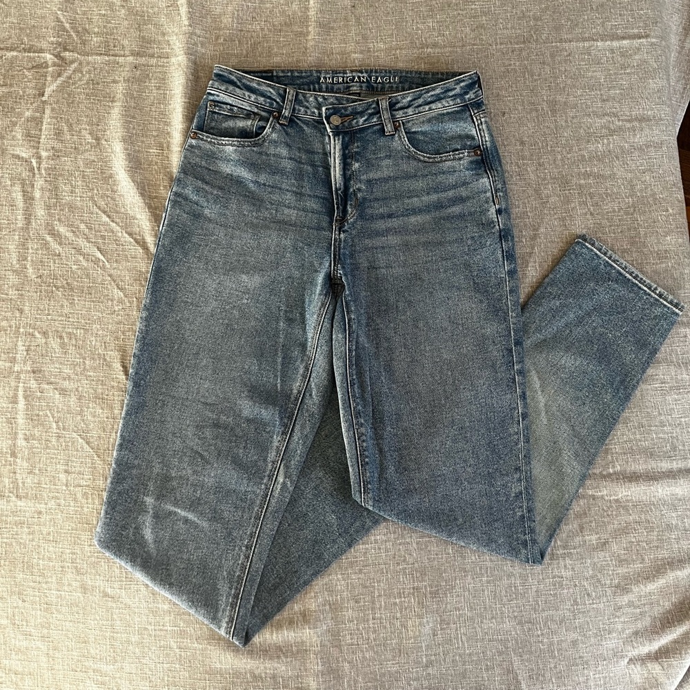 American Eagle women’s distressed denim size 8 x-long. 31 inches inseam